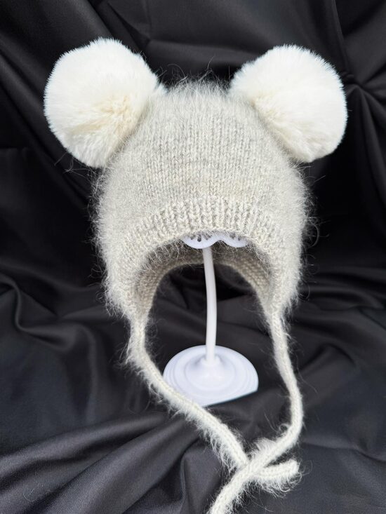 Adīta cepure ar diviem bumbuļiem